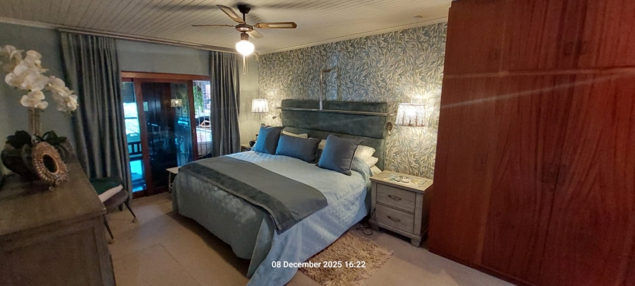 6 Bedroom Property for Sale in Wavecrest Eastern Cape